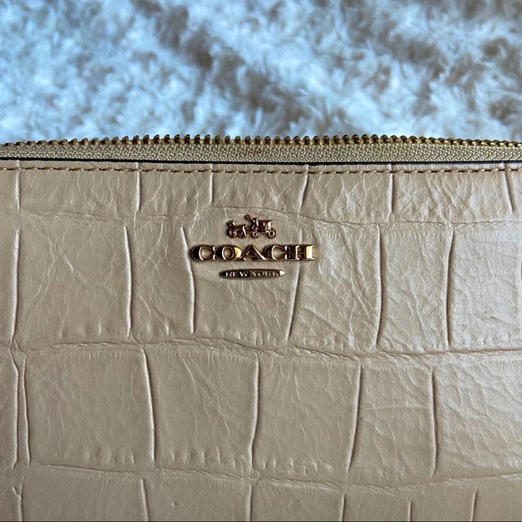 ❌SOLD❌Coach Accordion Zipper Wallet Embossed Leather - Picture 2 of 6
